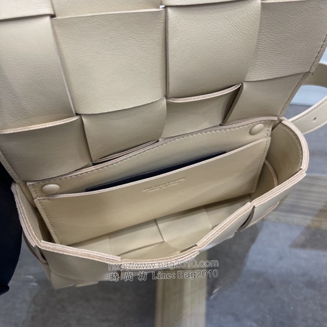 Bottega veneta高端女包 KF0015燕麥色 寶緹嘉CAEESTTE腰包 BV經典款手工編織手包腰包胸包斜挎包  gxz1208